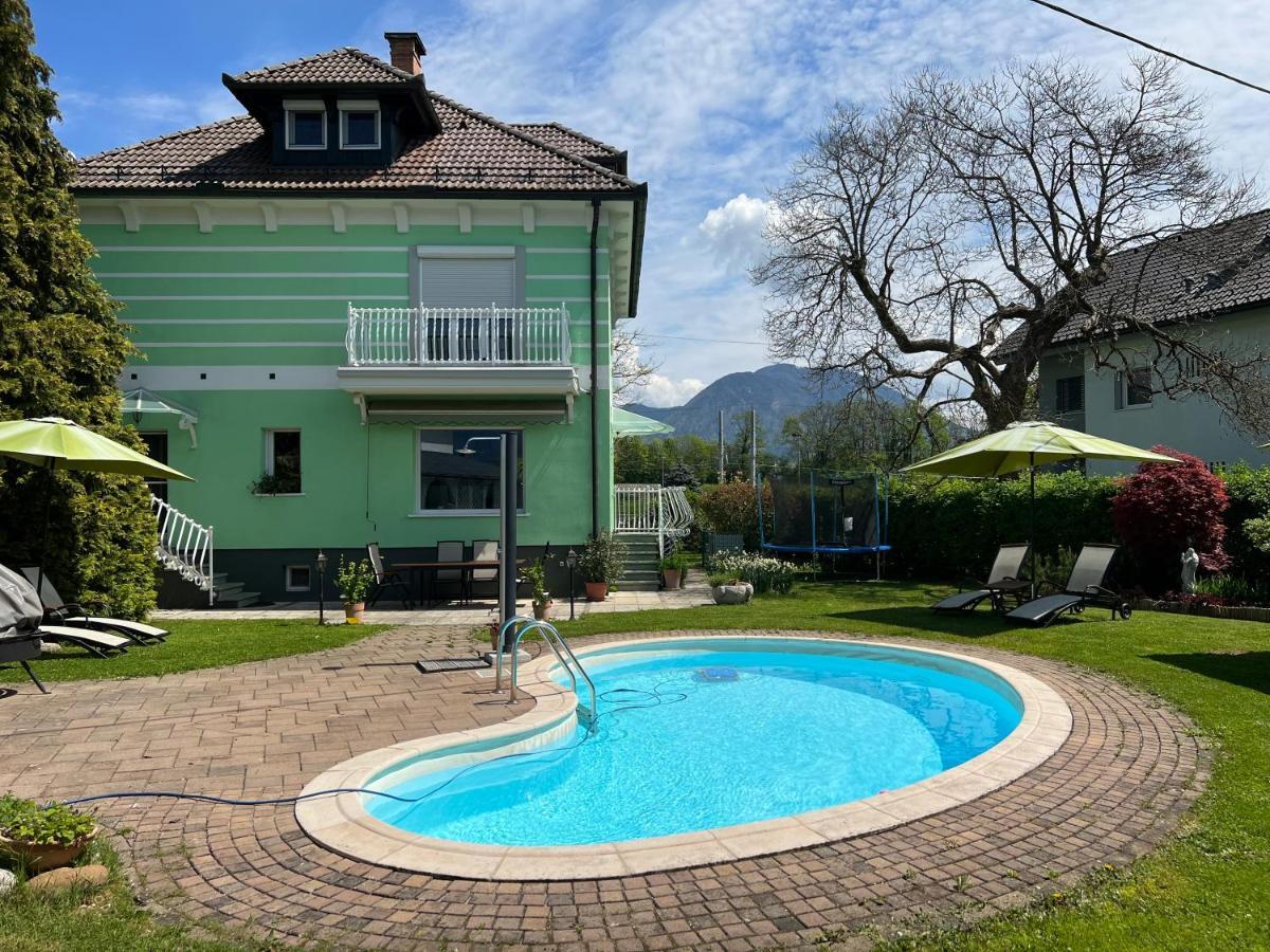 Vila Lesce With Heated Outdoor Pool Bagian luar foto